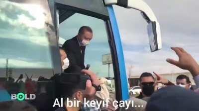 Ulan bir de köpeğe fırlatır gibi çayı fırlatıyor.Orada olacaksın o çayı suratına geri fırlatacaksın da...neyse