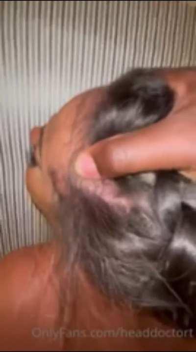 Palming her head like a basketball 🏀✋🏾 link to Teanna backshots in the comments ⬇️