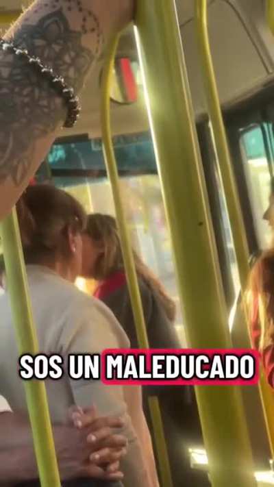 La desesperación de una chica cuando el chofer se negó a que se baje por la puerta delantera