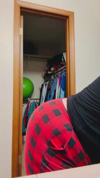 Your Bossy MILF’s Farting Cheeks Just Let One RIP… Now Get Over Here & Inhale Every Last One, My Favorite Boy-Toy 🔥