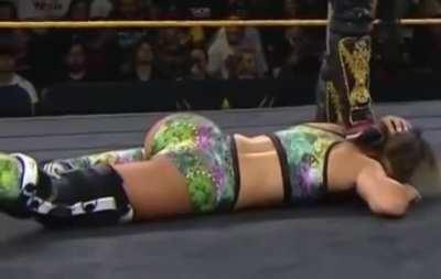 Dakota Kai booty