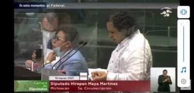 A deputy from Mexico just rolled a joint during the legalization discussion