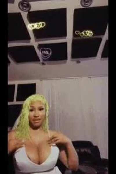 Nicki playing with her big titties 🤩😋🤤