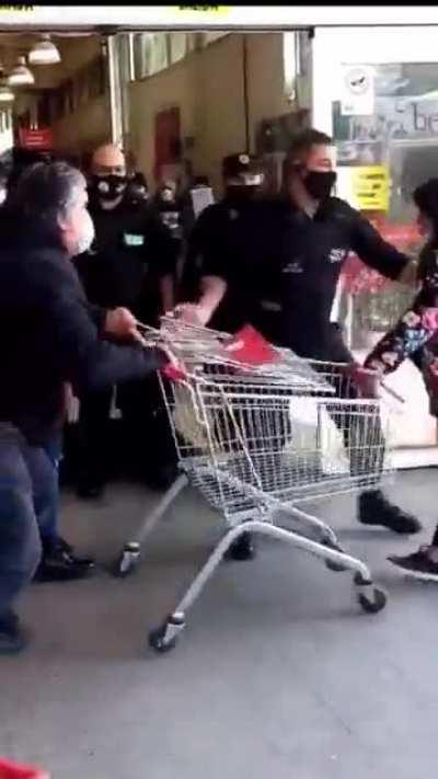 Crazy Chilean Karen kicks shopping cart, gets hit back.