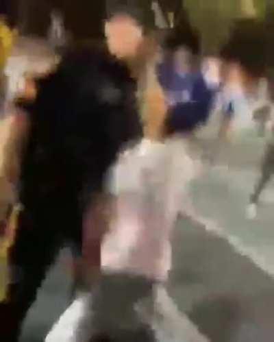 SIM, ele tem o molho