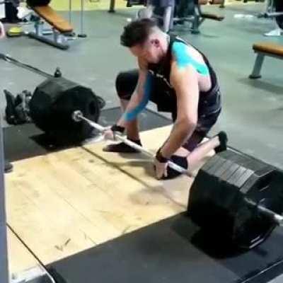Fully grown man fails a deadlift and has to let everyone know