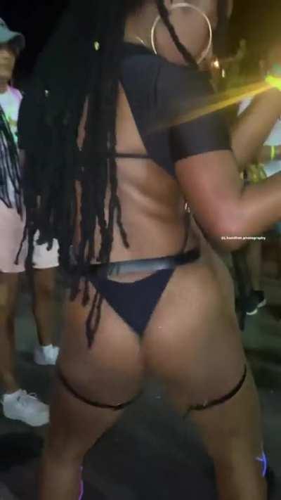 Jamming on the road 📷:@j.hamilton.photography)