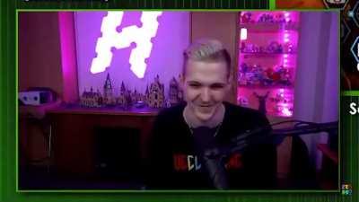 Huebi pisst auf sein Auto (ohne Kontext)