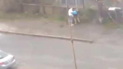 Super wild wind nearly kills a girl in Russia