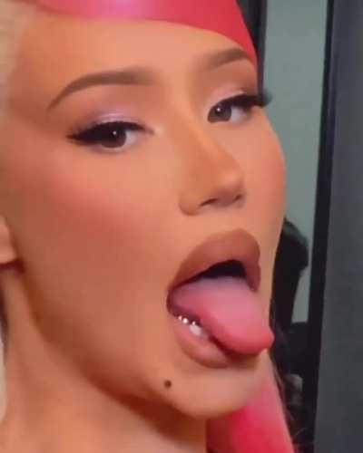 Iggy Azalea - She knows what she's doing and her fans love her for it