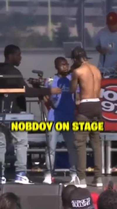 Travis Scott humiliates photographer before kicking him off stage… for doing his job