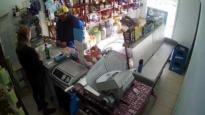 Mar del Plata: Se hizo el vivo con la empleada para robarle chocolates, cayó el dueño y le dio una paliza