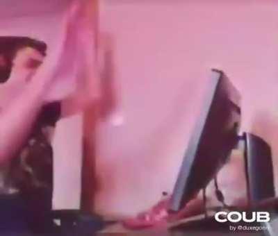 So ziemlich jeder im Chat, wenn DIESER Beat droppt