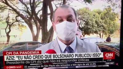 O perfil do Bolsonaro chamou o Omar Aziz, o Renan Calheiros e o Randolfe de 'otários'. O Omar respondeu falando sobre o Carlos Bolsonaro