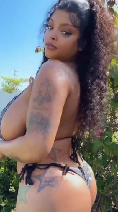 Lavish Styles posing in Bikini 👙 🔥