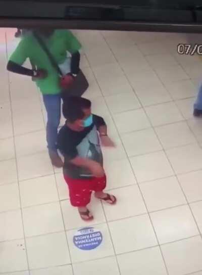 D: Ainda bateu no rapaz