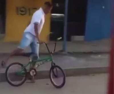 Guy over engineered his bicycle to fuck thieves.