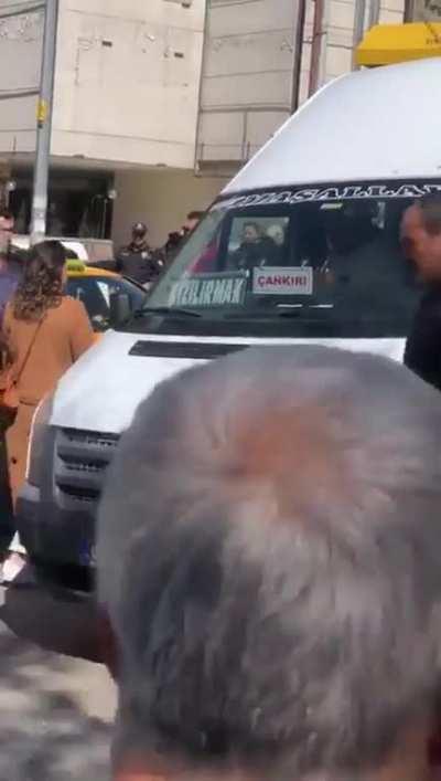 Muharrem İnce’ye imza vermek için büyük bir heyecanla ilçe seçim kurullarına akın edenler kameralara yansıdı..