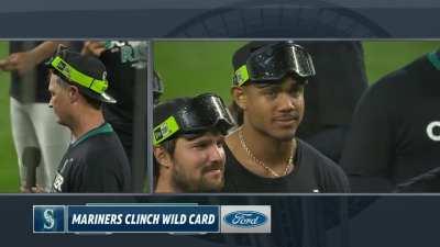 [Highlight] [Highlight] Scott Servais speaks to Mariners fans on the field following the Mariners' celebration.