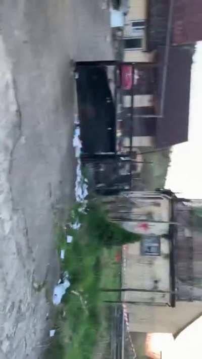 Menschen besuchen ASB 8 um das einzige Examplar der Spezies schreiender Meddler Oger zu sehen, 2.05.2021