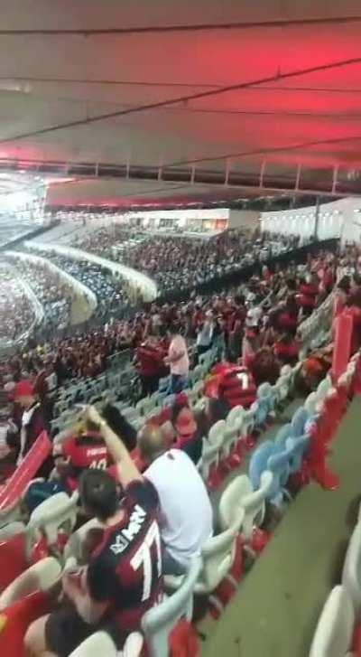 Bolsonaro chegando no Maracanã e sendo recebido com o famoso DataPovo