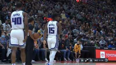 [Highlight] Donovan Mitchell commits the offensive foul and runs straight into the locker room with a limp