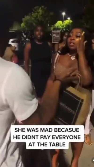 Entitled girl mad boyfriend didn't pay for all her friends