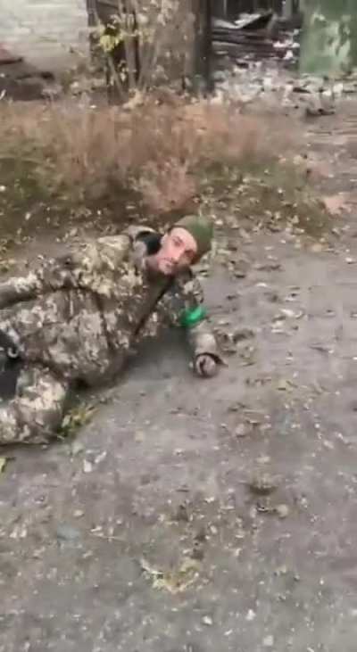 Russian soldiers shoot unarmed Ukrainian soldier who surrendered