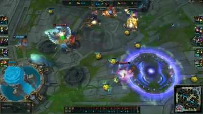 Teemo saves game with mushrooms against a soul and elder team.