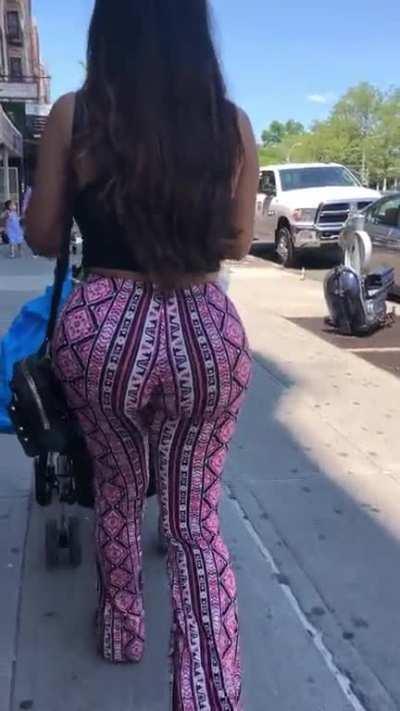 Big juicy latina booty walking around the city 🤪