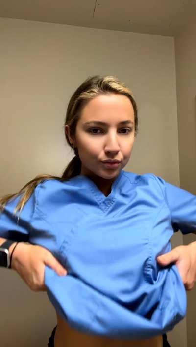 Dropping my tits out at work makes me so horny🥵