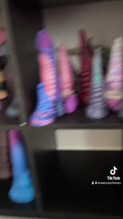 Setting up my collection ✨ in my new place, if anyone would like to help with things I need please check out my throne wishlist  