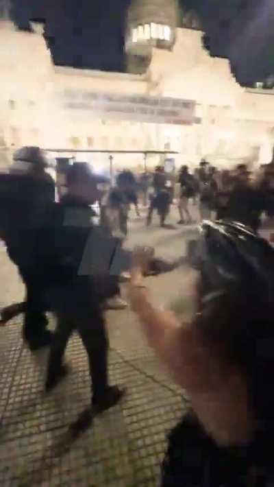 Ayer a la noche se re picó en el congreso. Pregunta: ¿De qué trabaja esta gente que está hace 3 días las 24 horas peleandosé con la policía? No creo que hayan pedido permiso en el laburo.