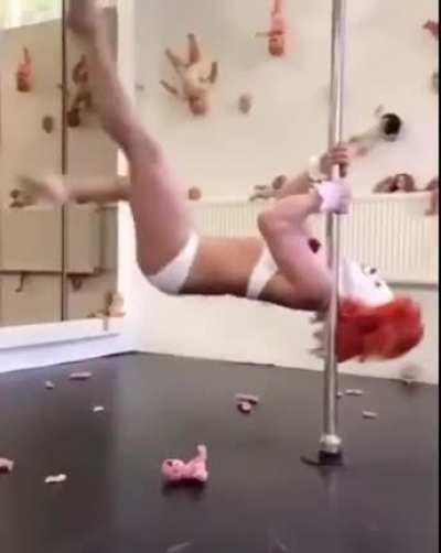 Заказал другану стриптизершу в подарок, но забыл прочитать отзывы