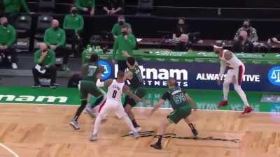 [Highlight] Jaylen Brown and Jayson Tatum collide and both head to the locker room.