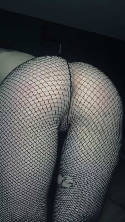 i love shaking my ass in fishnet
