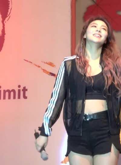 Ailee - Deep cleavage fanservice