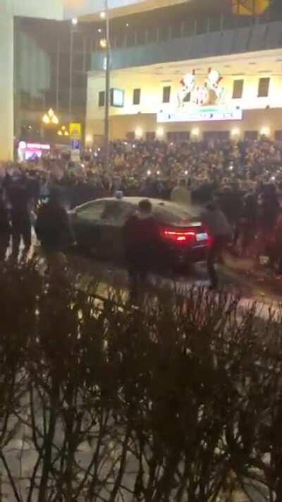 FSB car got attacked by protesters in Moscow at today's protest