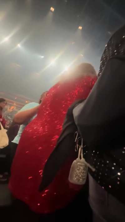 This girl in the red delayed the whole show because she had a temper tantrum. Via (@kristen.giooo on TT)