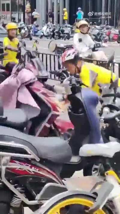 7月21日，#上海一名 #交警 先是拿走 #外卖小哥 的手机，后来又拔掉了电动车的钥匙。外卖小哥立刻暴怒，一把抓着交警摔倒在地，并大吼“非要逼我造反吗，你是不是逼我？”