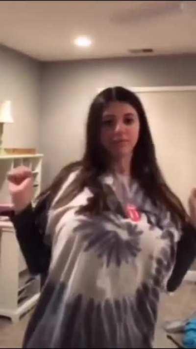 Boobs so Big She Hides Them - [@Th0talie] / [@Th0talieee]