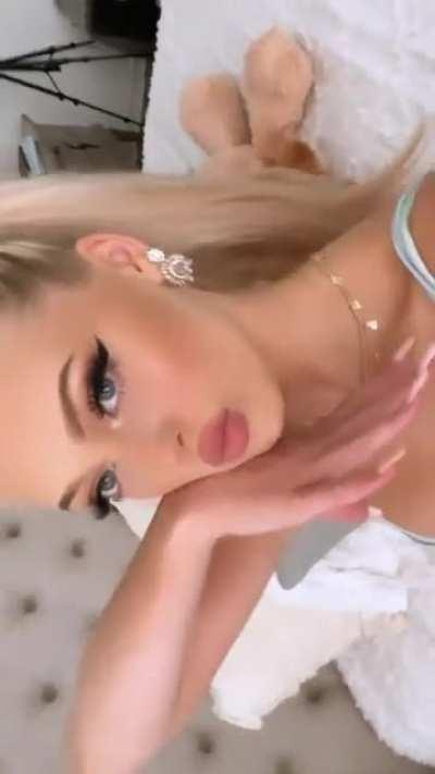 I wanna sit on her fuckface please 🥺