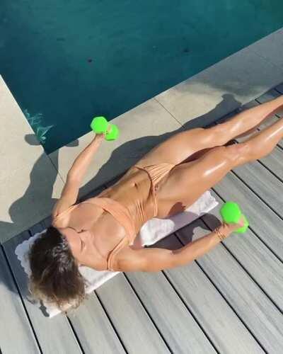 Fitness instructor Senada Greca [gif]