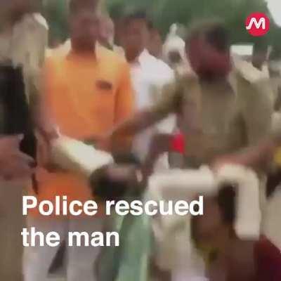 Muslim man brutally assaulted and thrashed amid chants of Jai Shree Ram, an Hindu religious slogan, in Kanpur, India; small daughter begs for mercy all the time while him being thrashed. Recent 10 August 2021 incident. Detailed link in comments.Warning: D