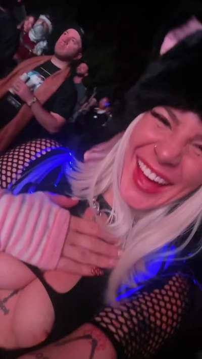 god I love flashing my tits for everyone to admire ;)