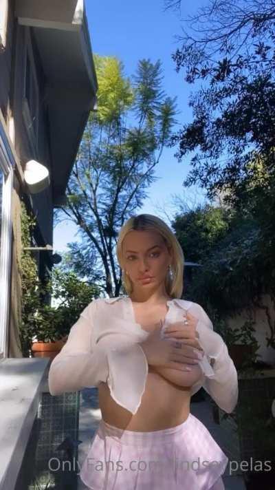 L1ndsey P3l4s NEW O.F F0ld3r B3l0w