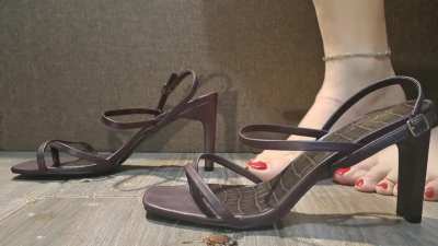 The Queen's feet and her sandals after crushing 👡💕