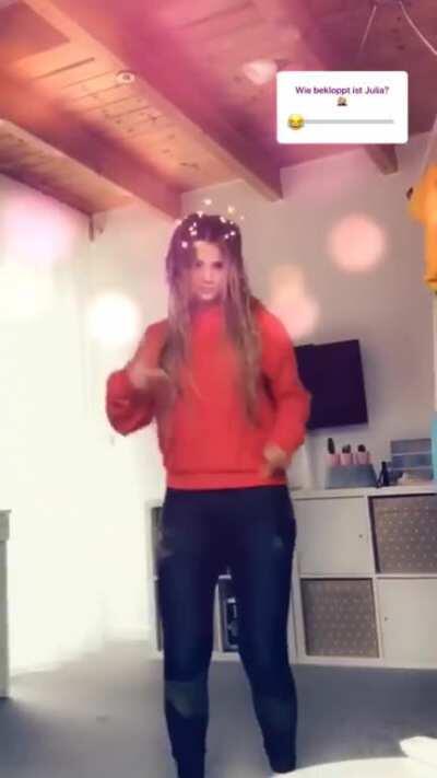 Julia am Arsch wackeln🍑