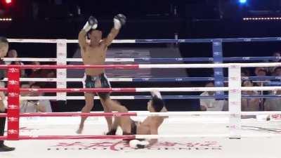 “Lerdsila” The man with the quickest reflexes in fighting history with a record of 191 wins and 33 losses. Messing with his opponent