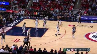 [Highlight] Giannis loses KJ Martin with the incredible spin move and finish